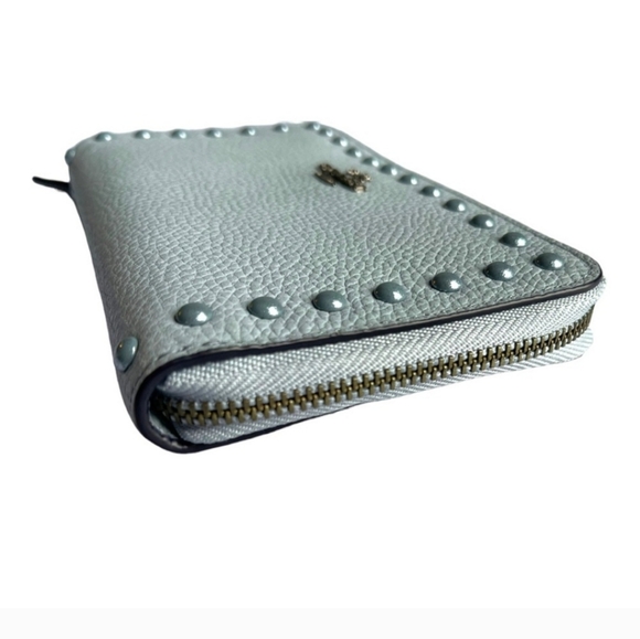 EUC-COACH Light Blue Gray Pebbled Leather Zip Around Wallet w/ Pearl Accents - Picture 4 of 13